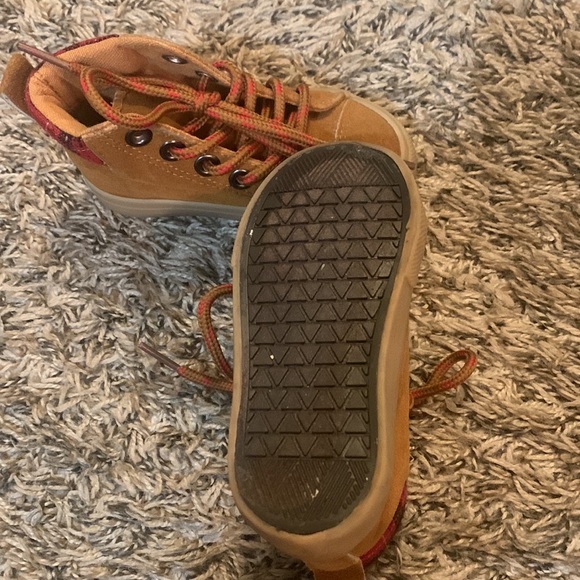 Wheat color with red checkered pattern toddler baby shoes size 5 - Picture 4 of 5
